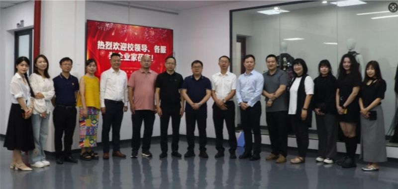 祝賀|重慶外語(yǔ)外事學(xué)院產(chǎn)教融合課程《職業(yè)裝設(shè)計(jì)》結(jié)果交流暨第二屆重慶職業(yè)裝設(shè)計(jì)新人邀請(qǐng)賽評(píng)審會(huì)議成功舉辦